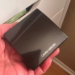 Laura Mercier Translucent Pressed Setting Powder Brand New has a little damage.